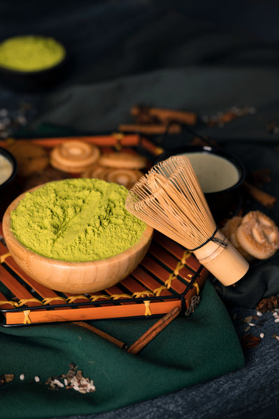 Set tradicional de preparación de matcha de grado premium japonés con chasen y chawan usado en MatchaLab bar de matcha Santiago Chile
